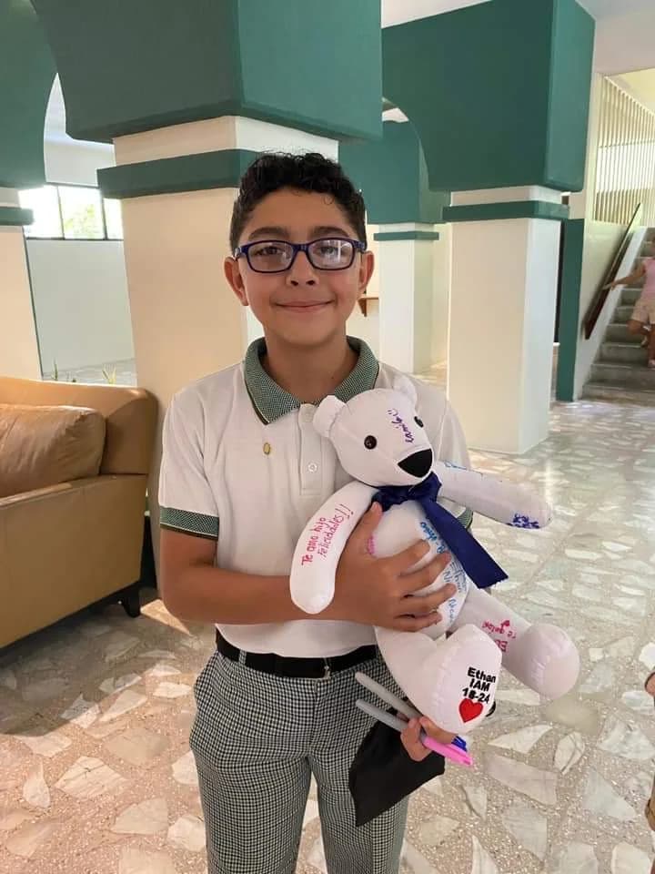 Foto de cliente con su osito personalizado 14