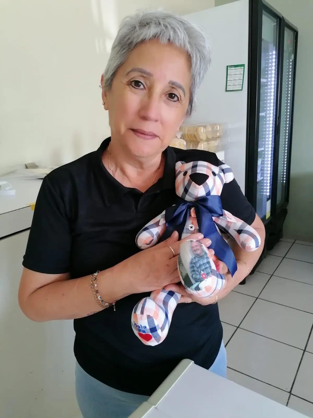 Foto de cliente con su osito personalizado 18