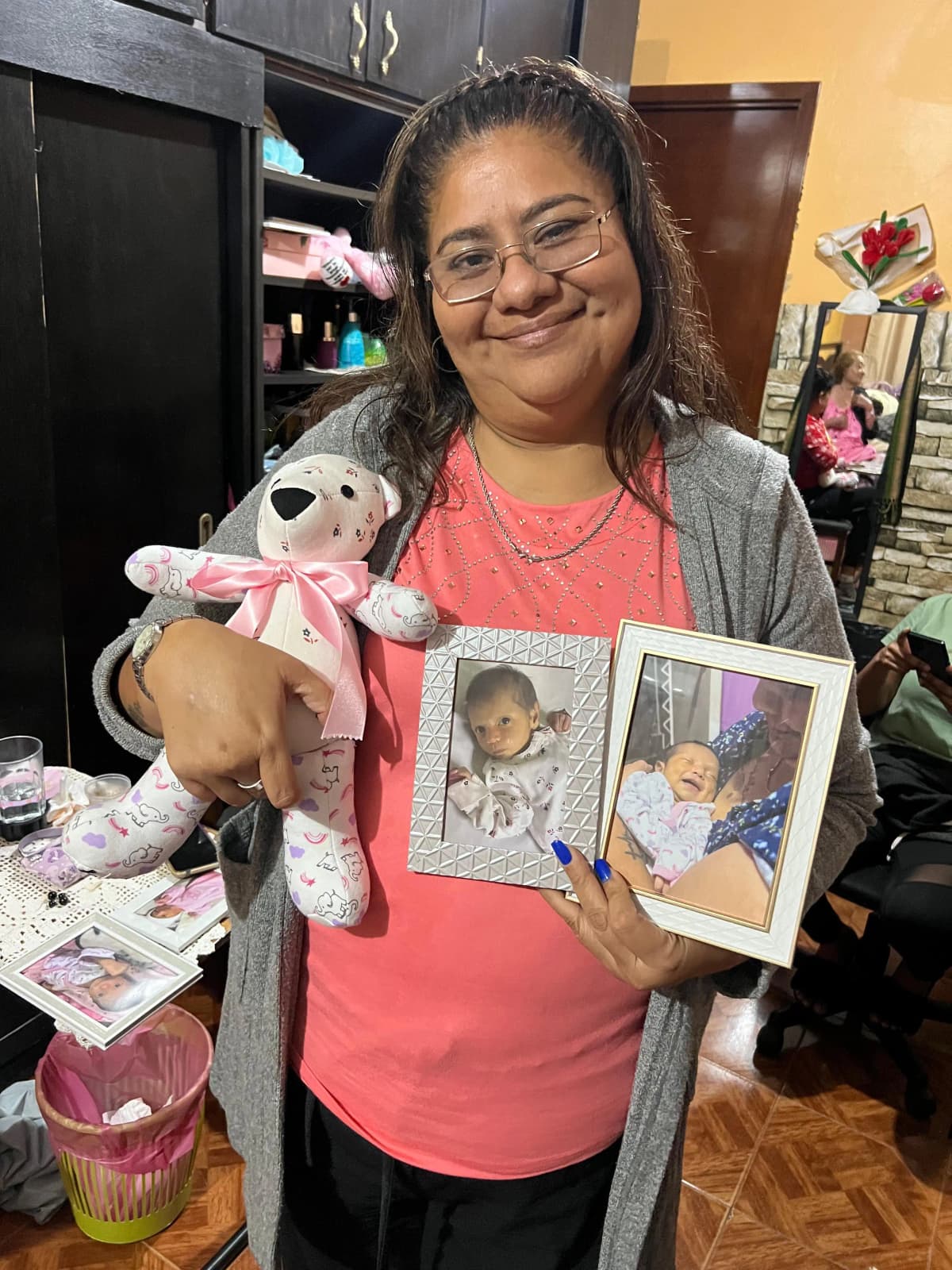 Foto de cliente con su osito personalizado 2
