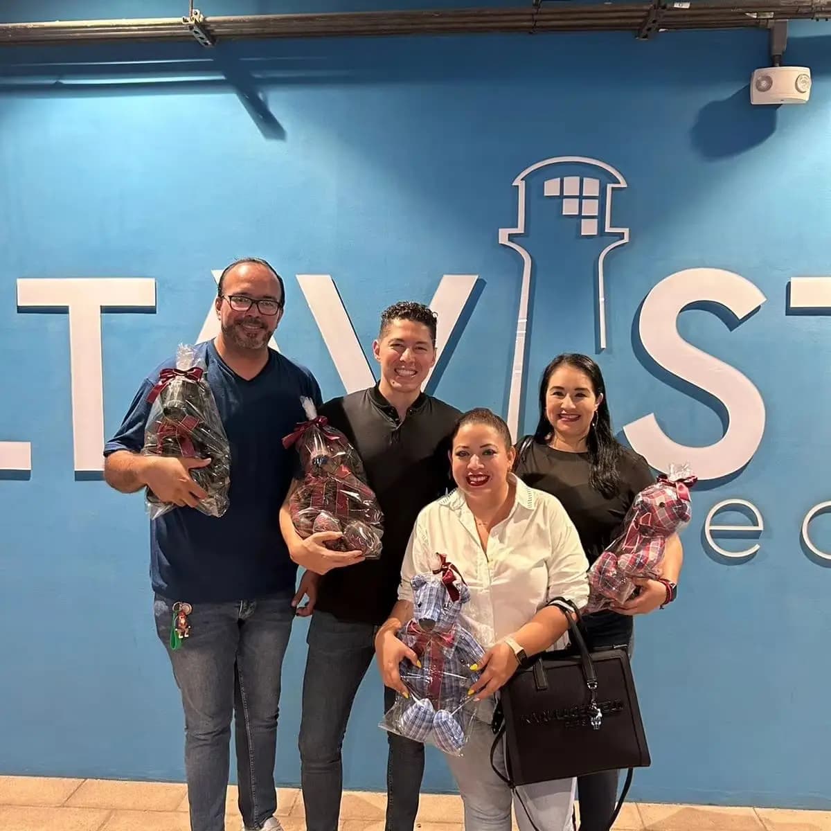 Foto de cliente con su osito personalizado 4